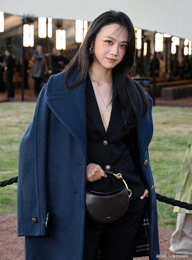 汤唯吴磊张婧仪惊喜同框，一人一件风衣的中国姐弟就这样优雅