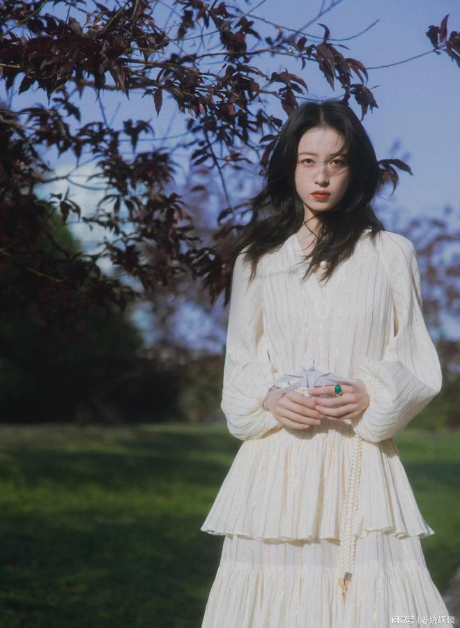 央视五四晚会明星造型，周雨彤白裙仙气，周深关晓彤张晚意宋轶