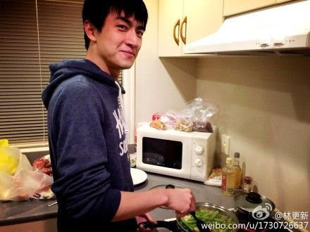 林更新亲自下厨烹中西餐“同桌”美食