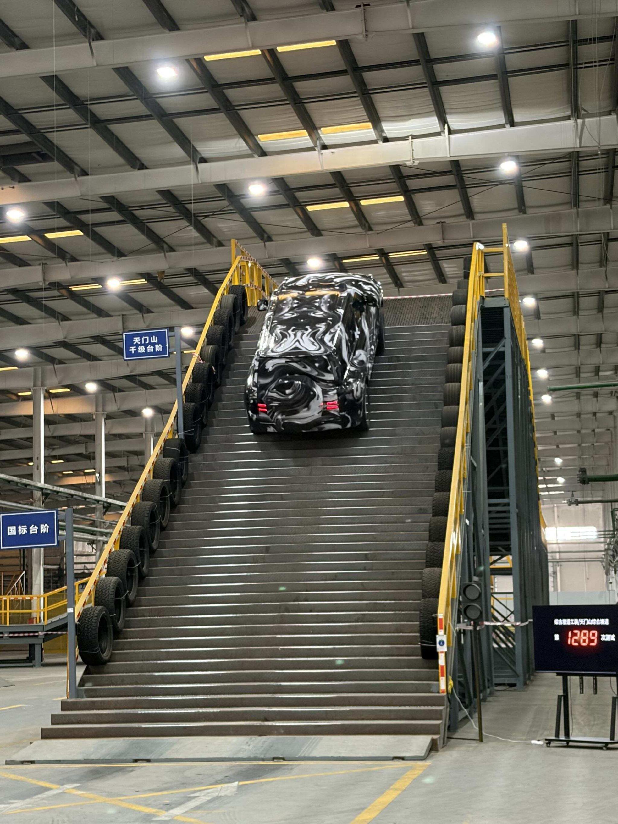 比亚迪把天门山天梯搬进了厂房?这场极限测试太震撼了