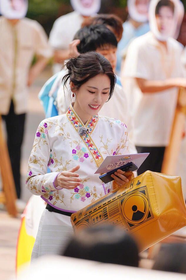 张碧晨完全是傣族公主，一袭民族服饰+云南傣族妆造，路透也好美