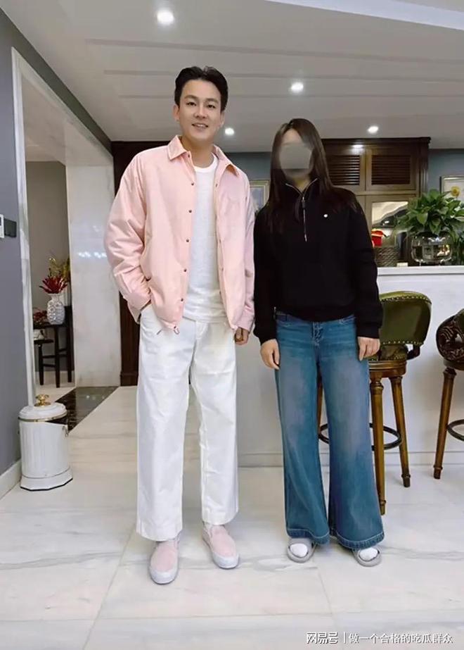 欧豪春节回福建平潭过年，穿粉色外套年轻松弛感满满，左手盘核桃