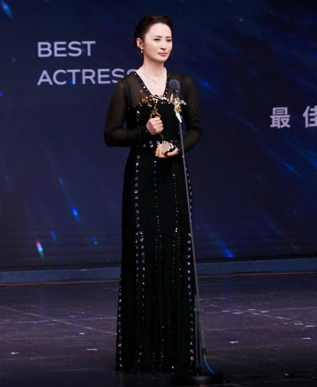 从“白月光”到“疯批美人”,蒋勤勤在另一条时尚路上是越走越远