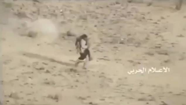 也门战士冒枪林弹雨背战友撤离