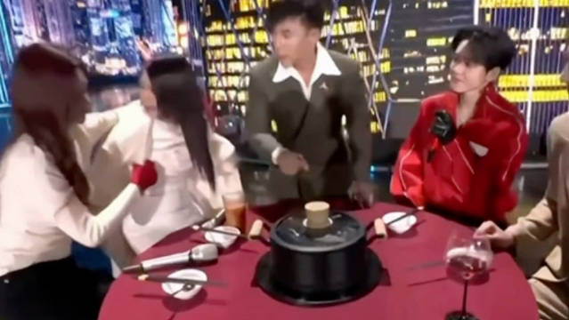 沈梦辰把自己的外套脱下来给薛凯琪穿上好暖的行为