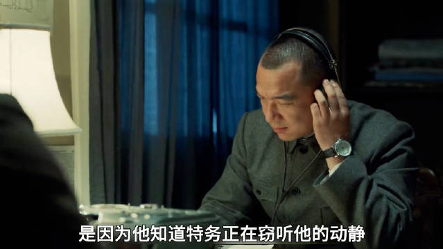 男人每次都会假装睡觉，然后起床播放唱片