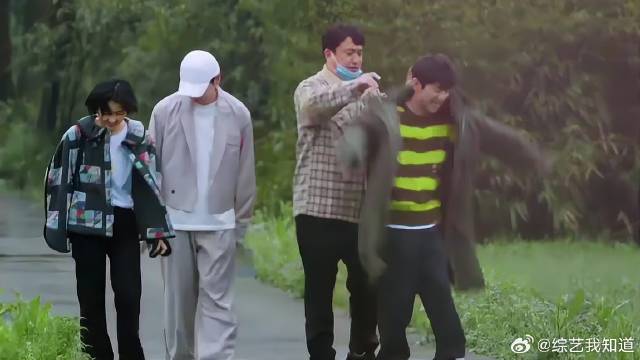 这友谊实名羡慕！何炅穿太少，黄磊把自己衣服给他