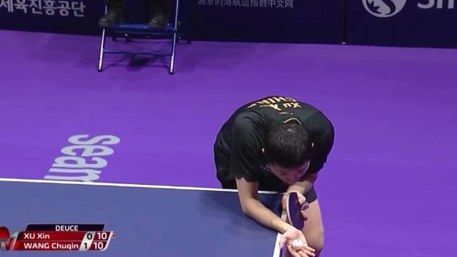 王楚钦向许昕请教发球技术，两人相约洛杉矶对决