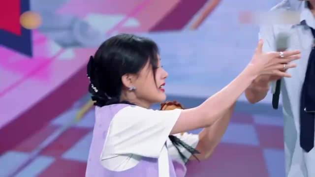 杨迪攻击李一桐，怎料秒被李一桐抓住，这也太快了