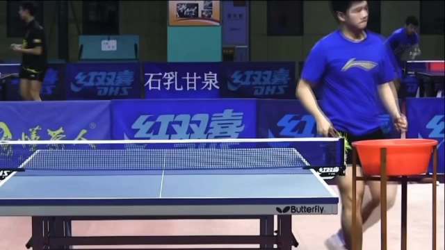 樊振东发球优雅自信展现千锤百炼