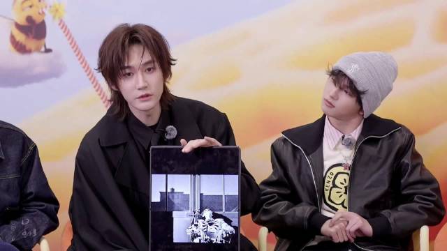 穆祉丞分享横店过年趣事，与家人共赏烟花