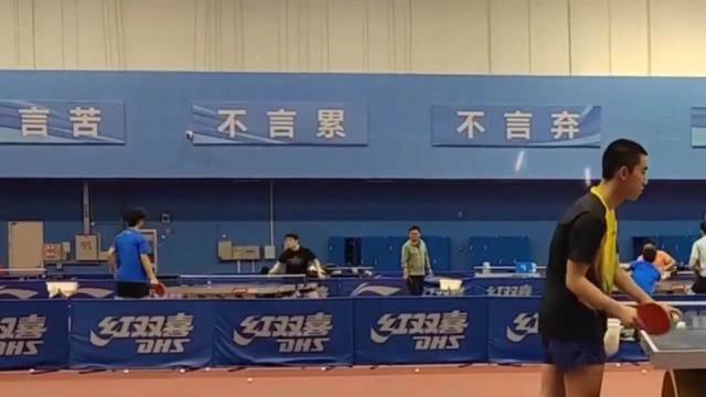 樊振东退出世界排名当天坚持训练