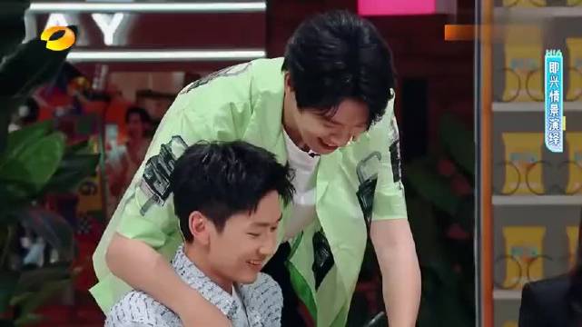 秦霄贤一把搂住孟子义，直接害羞了，心率升到了一百三丨综艺