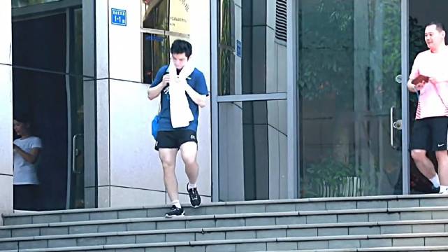 樊振东训练后湿发披毛巾阳光下发亮