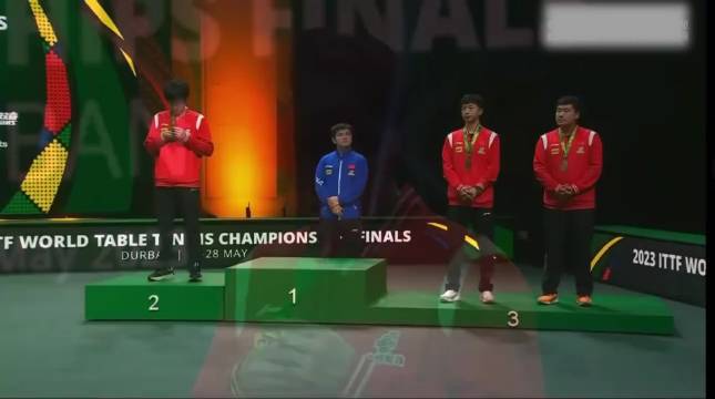 樊振东德班世乒赛男单夺冠举杯意气风发