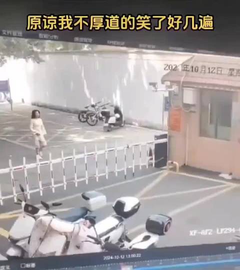 又刷到这段视频，原谅我不厚道的笑了好几遍，这是学刘翔跨栏呢？！