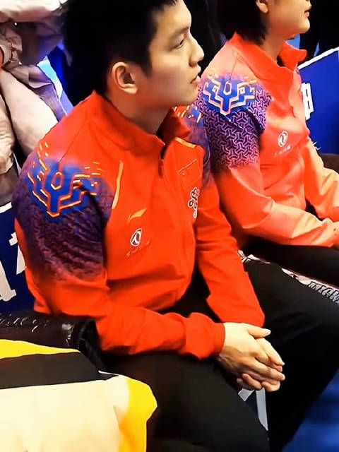 听到喊了高远就呲着大牙的调皮东嘴里喊着队友名字