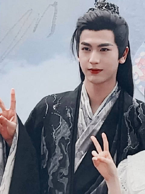 zlh张凌赫嵇炀 “千里山水藏于心，你藏山水里”@张凌赫z 张凌赫/凌帝/0d/灵鹤