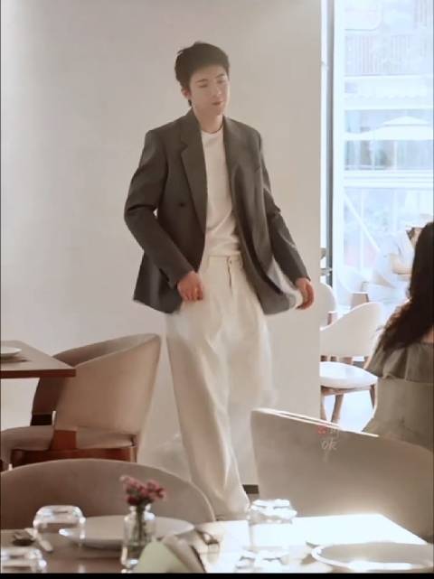 刘宇宁元宵晚会献唱引热议，舞台走位与魏晨默契十足