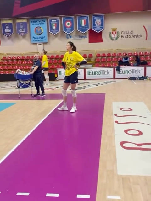 科内利亚诺上午在客场适应场地，朱婷与队友们训练中！