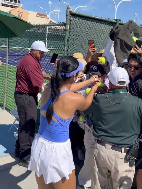 人气小天后伊埃拉训练结束后给球迷们签名合影