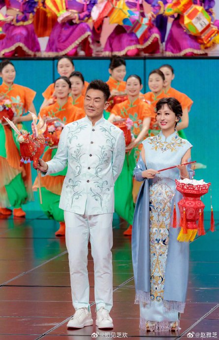 70岁赵雅芝央视元宵晚会惊艳献唱《白龙马》，蓝旗袍造型被誉‘行走的元宵月色’