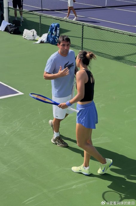 网球运动员频繁更换或调整教练团队，这是否普遍现象？