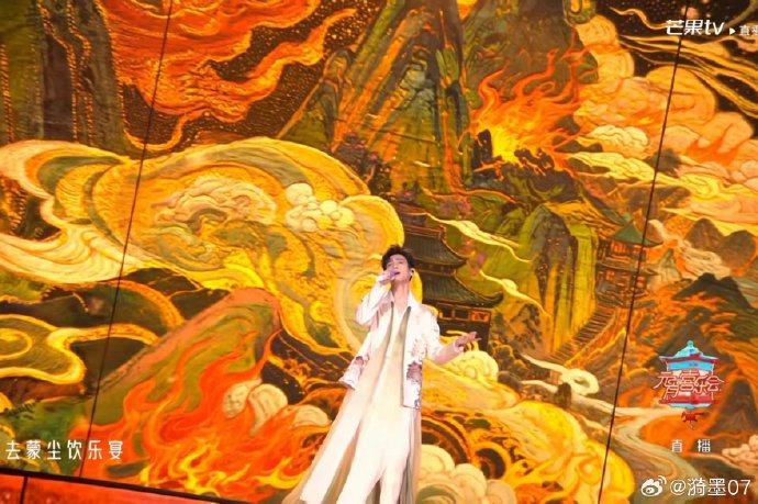 罗云熙在《壁上观》舞台中的服饰设计融合了哪些传统元素？