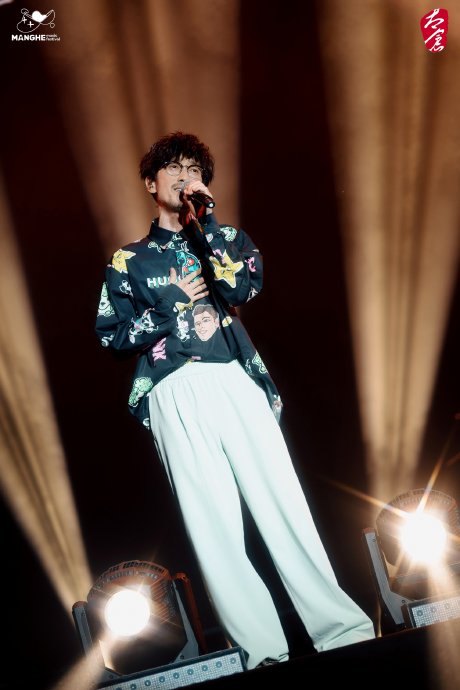 周传雄演唱会金曲引爆泪海，青春回忆杀何以让万人合唱？