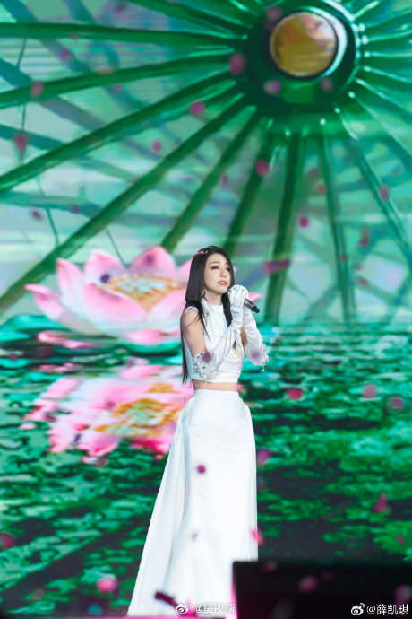 沈梦辰在薛凯琪表演后脱下外套给她披上，具体情况是怎样的？