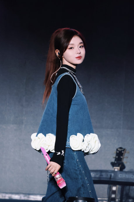 黄霄雲的舞台形象与雪地中的宁静状态有哪些不同和联系？