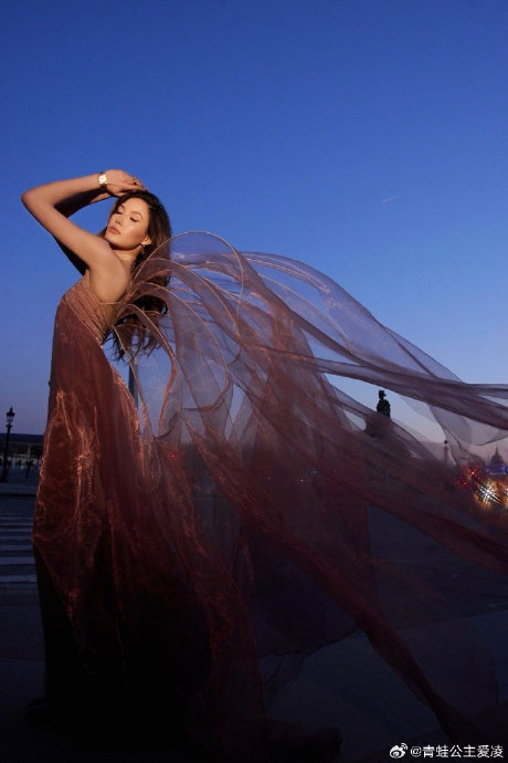 谷爱凌卢浮宫晒照庆元宵，礼服造型惊艳被赞“深海美人鱼”