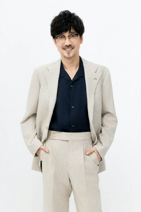 周传雄是如何克服病痛低谷，并持续创作出多首经典金曲的？