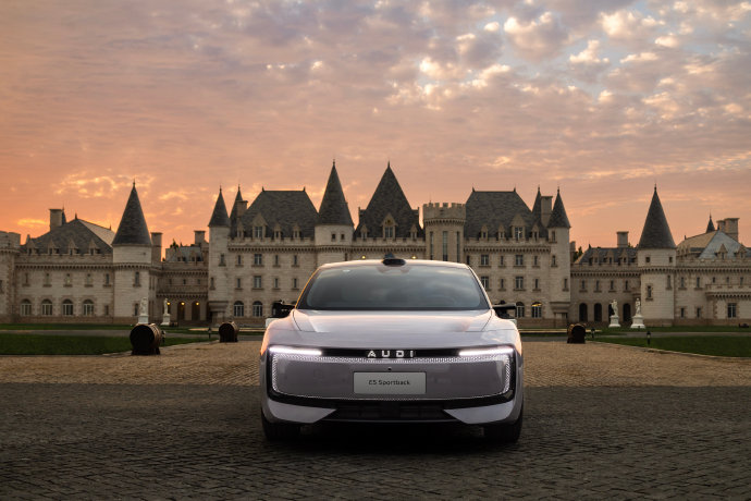 张晚意、林允、希林娜依高为奥迪E5拍摄的元宵短片具体讲述了什么故事？