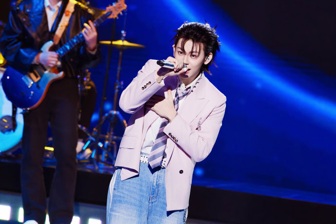 小鬼《David and Lucy》直拍燃炸！粉紫西装+丝滑舞步，这份元宵礼物太甜了