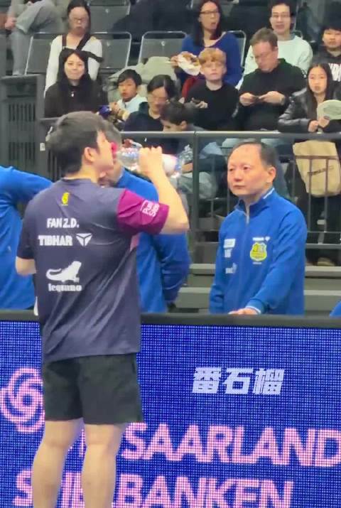 憋笑中还带着一丝得意 王教练是最会憋笑的教练～ ｜樊振东