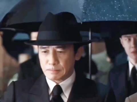 王一博愿你在被爱人的眼里，连撑伞的样子都像捧着一束玫瑰花