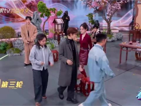 杨迪和娜扎玩抢凳子游戏，这一段太搞笑了