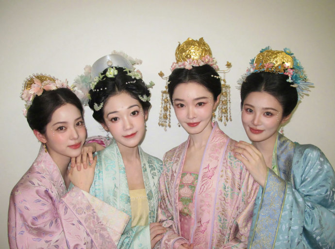 央视元宵晚会四美同台演绎《好彩头》，宋制汉服惊艳诠释东方美学