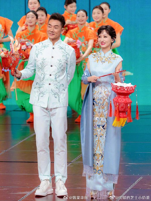 赵雅芝演唱《白龙马》时提到的‘港式腔调’具体是什么风格？