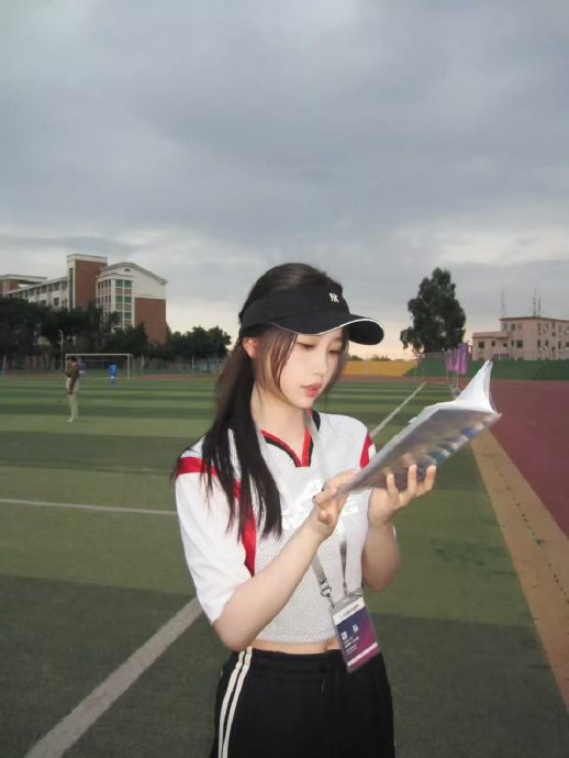 虞书欣为什么选择在开学日进行“林晚星报道”的宣传活动？