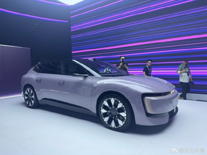 奥迪E5在这条短片中展现了哪些智能科技和设计亮点？