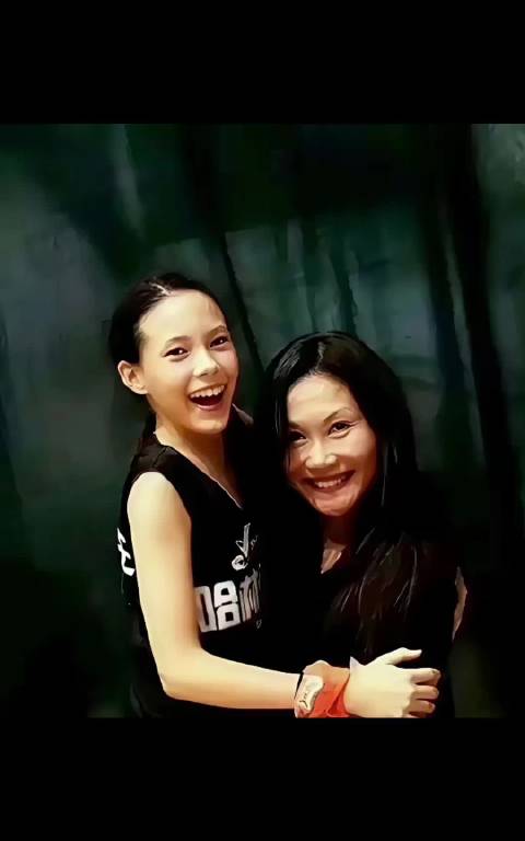 谷爱凌幼时黑发显东方特质，成年后金发展现混血魅力