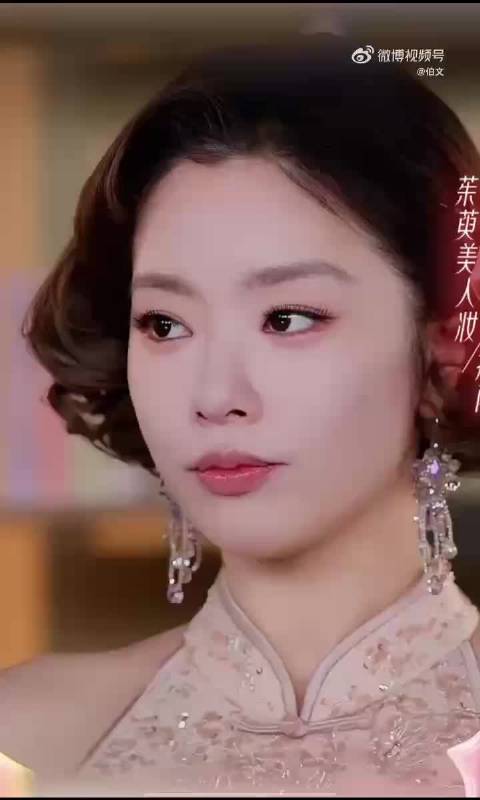 很漂亮 不像任何人 就是她自己