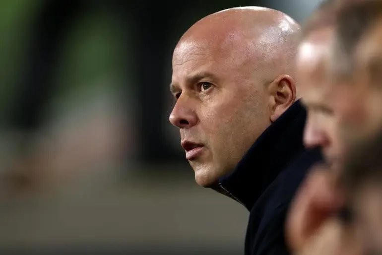 乔伊斯/皮尔斯（内容大差不差吧）：斯洛特在赛后对全队大开吹风机