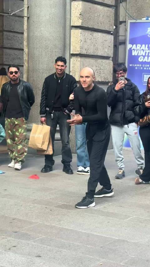 意大利街头艺术家，开局以为是个青铜，没想到是个王者，表演太丝滑了