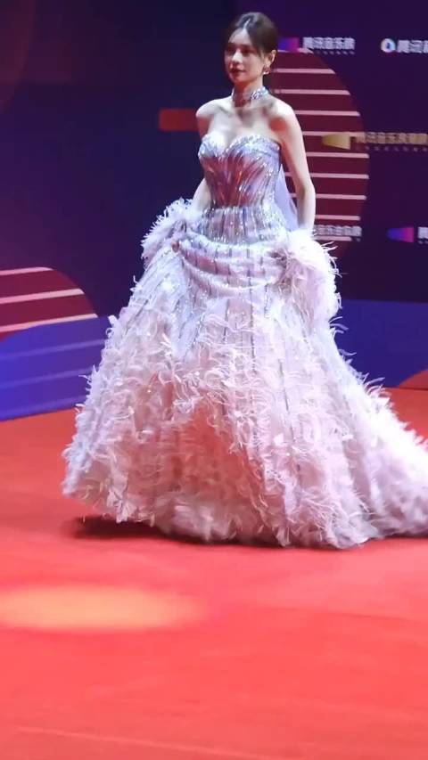 湖南卫视元宵晚会嘉宾摔倒何炅敏捷躲开沈梦辰救场