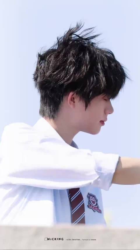 陈奕恒蓝色格纹衬衫造型曝光，清爽学长形象引期待