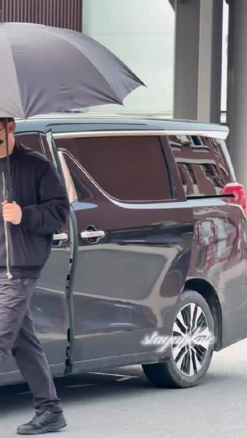 虞书欣穿镂空挂脖衫现身，大方与粉丝互动