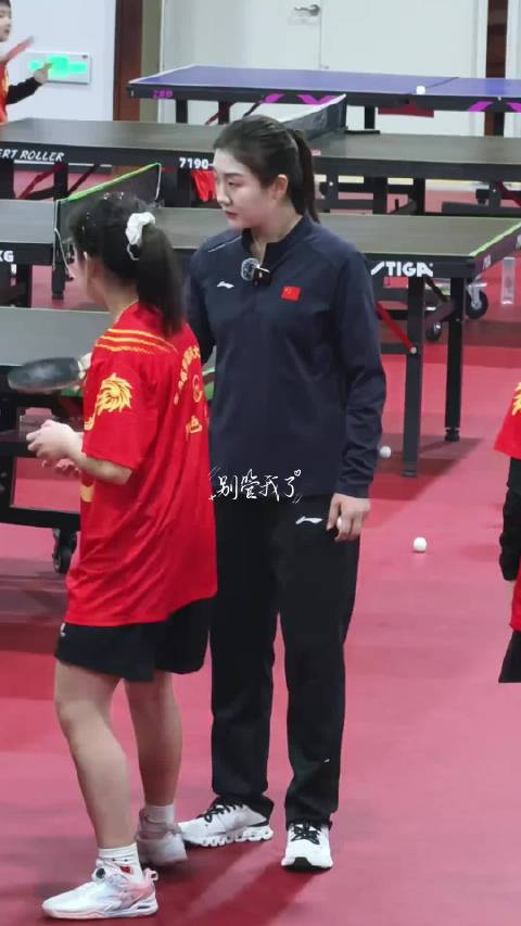 陈校长抽板引学生围观